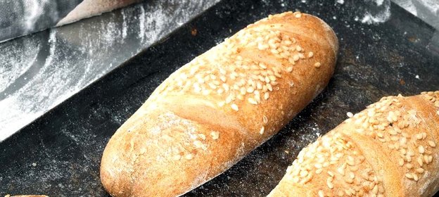 Багеты из семолины с кунжутом