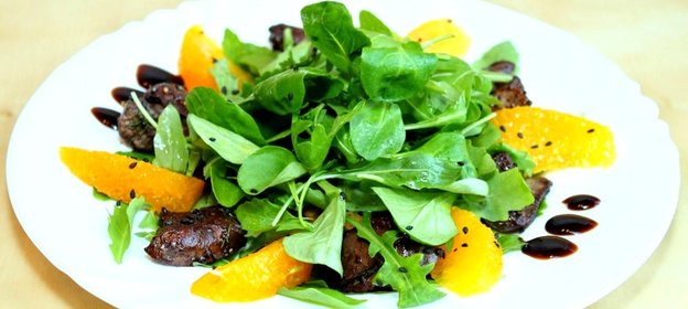 Теплый салат из куриной печени с апельсином