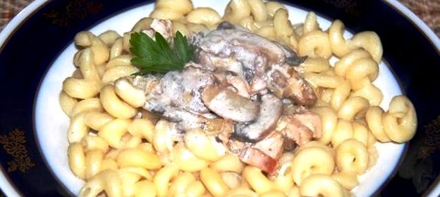 Паста с грибами в сметанном соусе