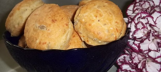 Кукурузно-пшеничное печенье с сыром и семечками