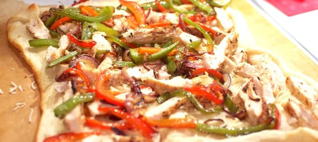 Пицца с курицей и перцем
