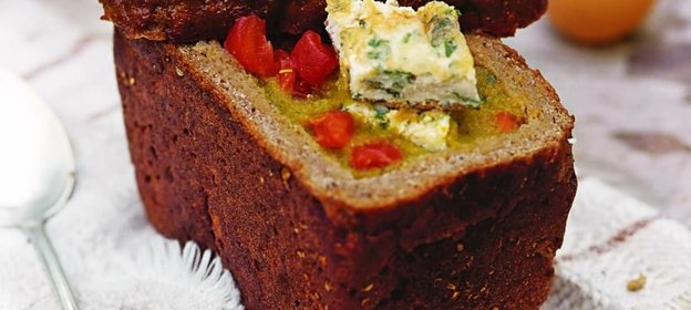 Холодный овощной суп в хлебе