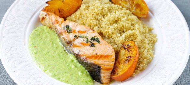 Лосось с киноа, апельсинами и пюре из зеленого горошка