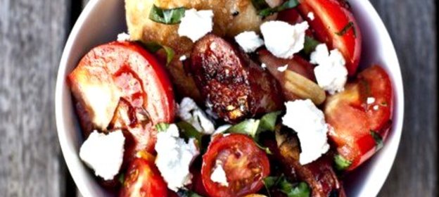 Салат из помидоров с козьим сыром