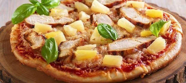 Пицца с курицей и ананасом