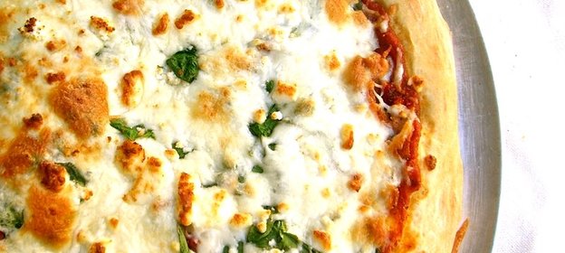 Пицца с брынзой и помидорами