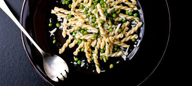 Паста с лимоном, зеленым горошком и свежей зеленью