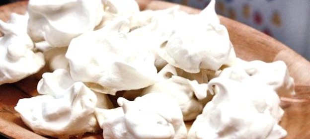 Безе (меренги) с орехами