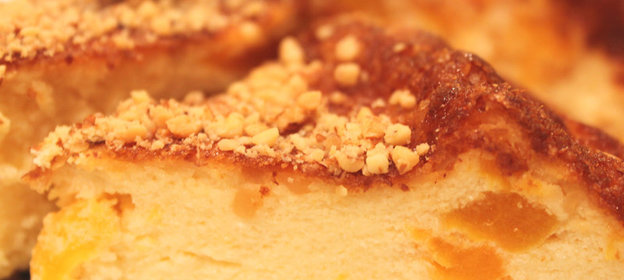 Творожная запеканка с абрикосами и миндалем