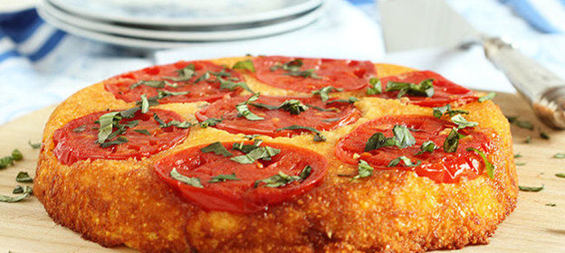 Кукурузный хлеб с томатами