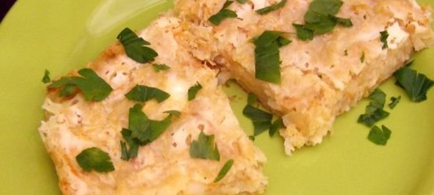 Овощная запеканка из тертого картофеля с брынзой и сельдереем