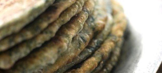 Оладьи из шпината и нута по‑индийски