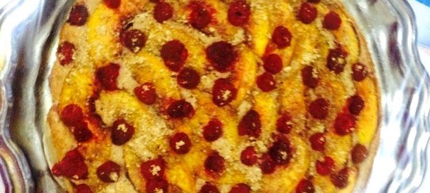 Ореховый пирог с персиками и малиной