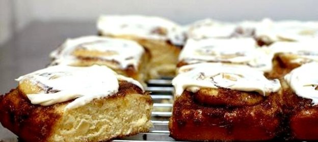 Булочки с корицей и сливочной глазурью