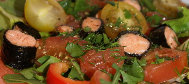 Салат с кусочками форели в нори