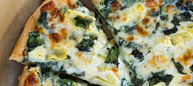 Пицца с шпинатом и артишоками