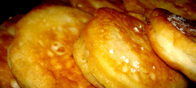 Яблоки в кляре (оладьи с яблоками)