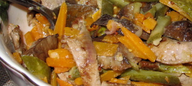 Пряный салат с говядиной,тыквой и грибами