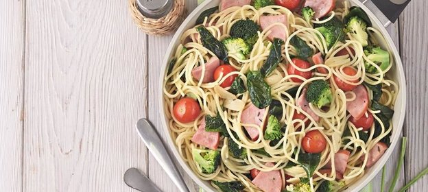 Спагетти с ветчиной и брокколи