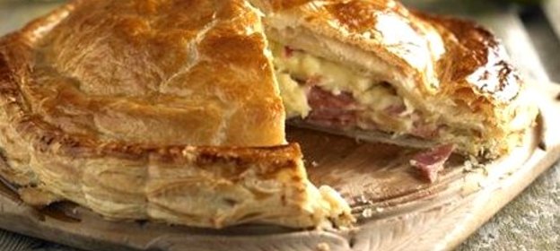 Слоеный пирог с яблоками и ветчиной