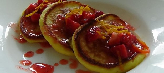 Оладьи из рикотты с клубнично-апельсиновым соусом