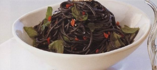 Черные спагетти со сливочным соусом и чили