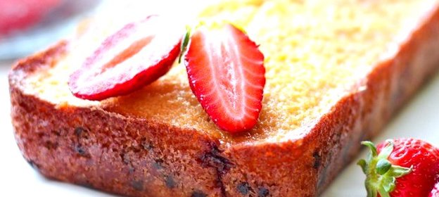 Кекс на йогурте с клубникой