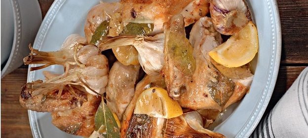 Курица, запеченная с чесноком и лавровыми листьями