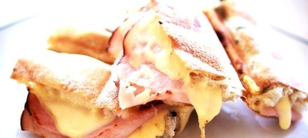 Багет с сыром, зеленью и ветчиной