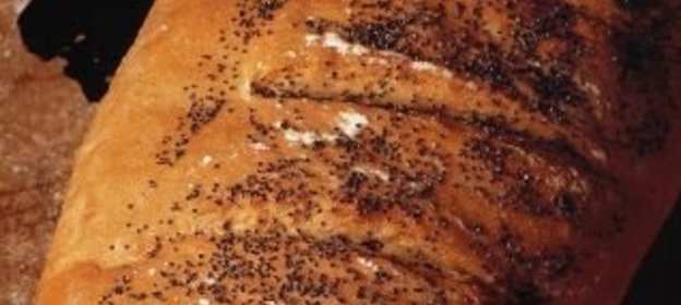 Дрожжевой хлеб с маком в виде батона