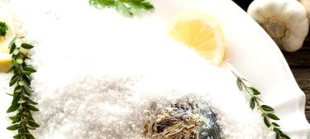 Морской окунь в соляной корке с травами