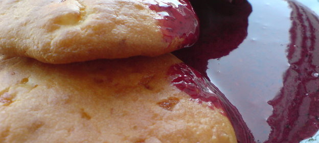 Оладьи из духовки с чернично-малиновым соусом