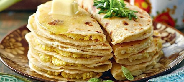Лепешки кыстыбый с пшенной кашей и картошкой с луком