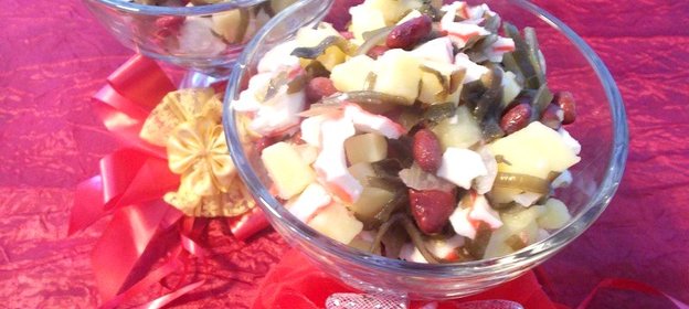 Салат с консервированной красной фасолью и морской капустой