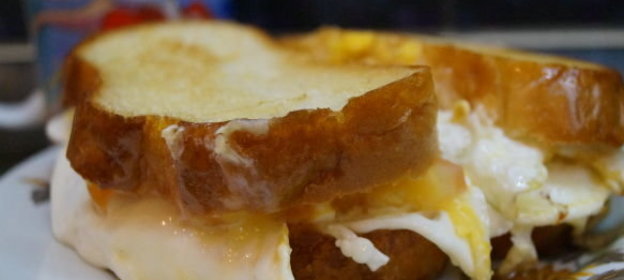 Яичница в хлебе, с сыром и помидором