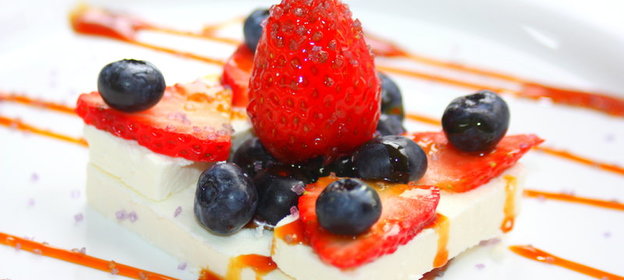 Десерт из сыра Манури с ягодами и карамелью