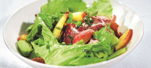 Салат из нектаринов, авокадо и ветчины