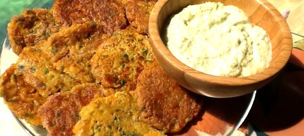 Овощные оладьи со сливочным соусом из брокколи