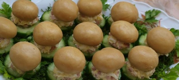 жареные баклажаны с помидорами и чесноком