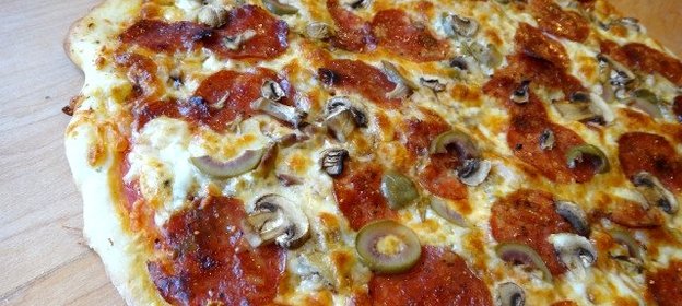 Пицца с колбасой и грибами