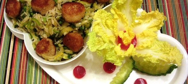 Рисовый салат с рыбными фрикадельками