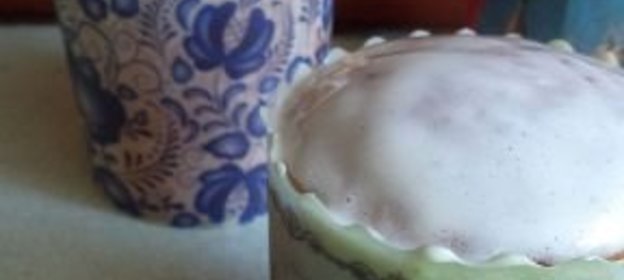 Яичница с мясом курицы и зеленым горошком