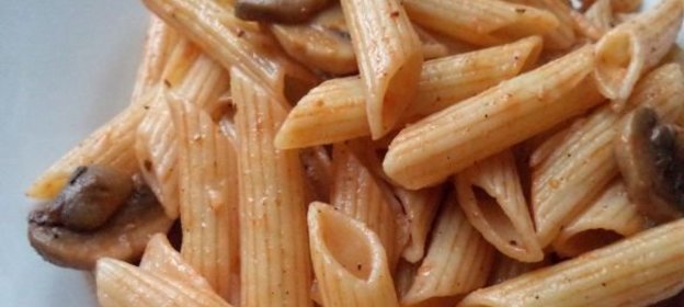 Паста с шампиньонами в томатном соусе