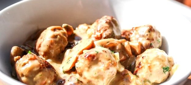 Тефтели в сливочно-грибном соусе