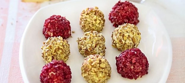 Сырные шарики с хлебными палочками