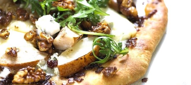 Пицца с сыром и грушей