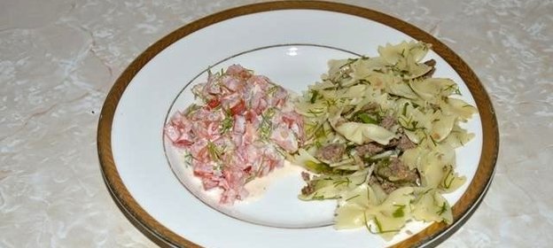 Макароны Бантики с фаршем и зеленью