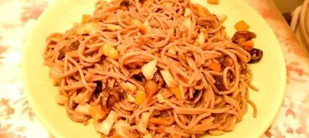 Гречневая лапша с кальмарами, грибами и цедрой