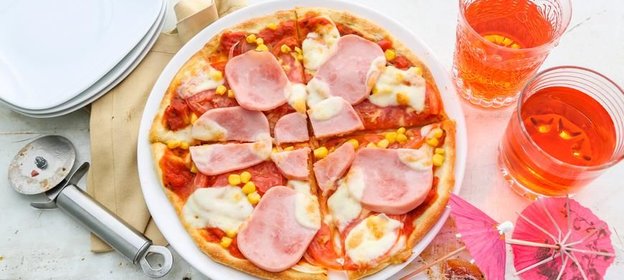 Пицца с колбасой