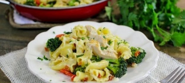 Паста с курицей и овощами